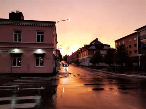 Kultakutriinen Kuin Auringonlasku Synthvaihteilla ja Sydäntä Kääntelevällä Melodialla